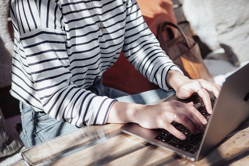 Webbdesigner som arbetar med en hemsida