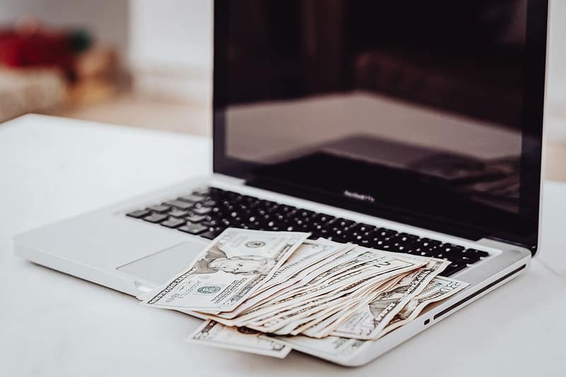 Sedlar liggandes på en laptop